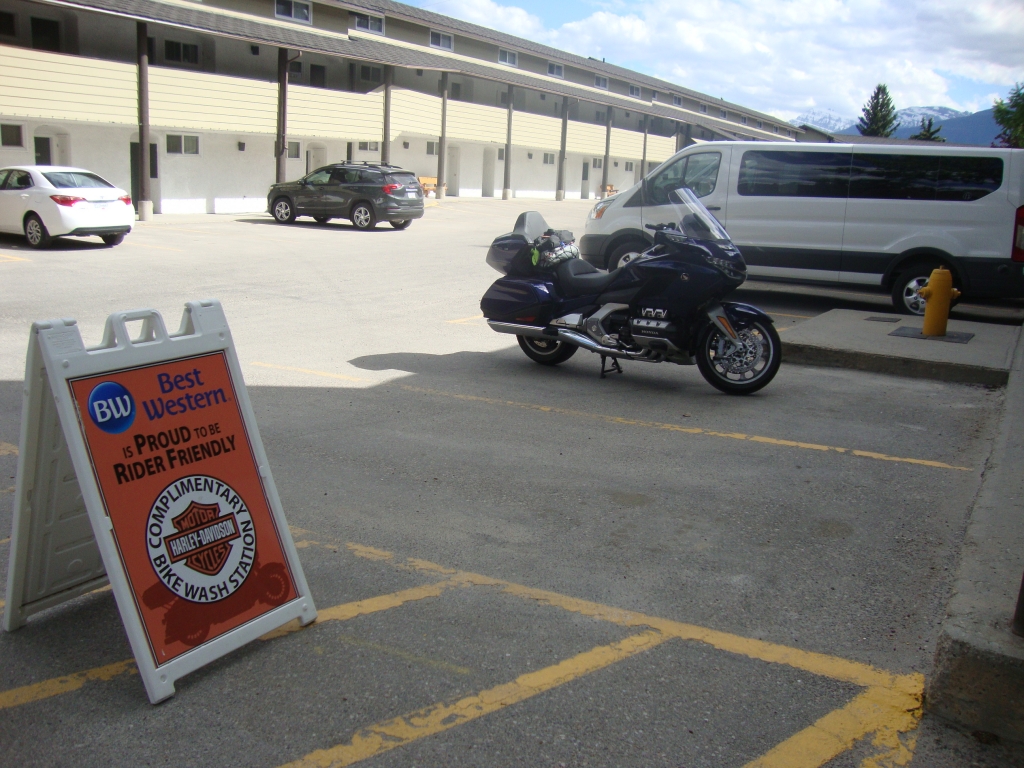 Fortunate, for my 11th night,  to snag a basement room at the ritzy Jasper Best Western ($87C!), I discovered after cleaning the Wing that I was right beside a "Bike Wash Station" with a bin of clean rags and a hose!