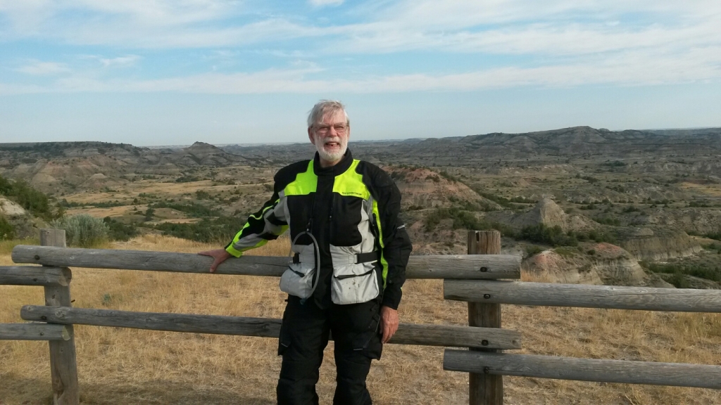 A kind fellow tourist, sporting a Harley T-shirt, snapped this with my cell phone. That hydration tube, leading to a 1L Platypus bag in the jacket's back pocket, was usable (and much used) while riding.