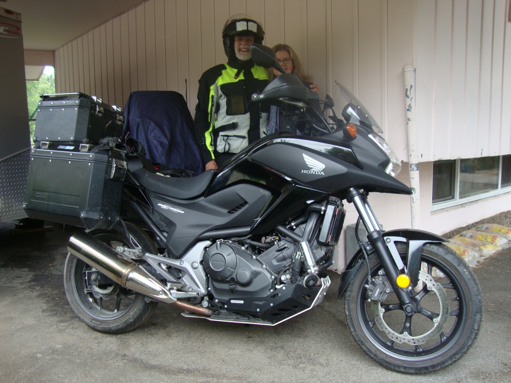 Day 1: Becoming a HOBO ("homeward bound") with my darling daughter Andrea. She and Jeff moved their cars to provide more exit space, knowing how long it had been since I'd ridden with loaded boxes!