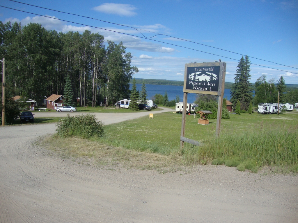 This view, from the Yellowhead Highway (Route 16), suggests Pipers' primary focus. Friendly lady at the desk, small selection of reasonably priced foods at the office... as I say, nice place.