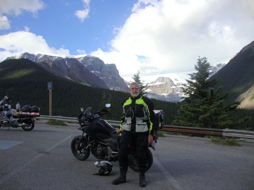 Sunwapta Pass at 8:30 AM. By 10 I was refueling at Lake Louise, and at noon having lunch in Radium Hot Springs. At 4:45 PM (after an hour wait) I entered the States, and lodged at Days Inn in Ponderay ID, a northern suburb of Sandpoint.