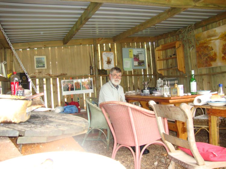 Wednesday morning breakfast in the Lazy Duck's open-front campers' shelter. Remains of a folk-singing party (Dylan and Denver again, until midnight) are evident; they were soon cleared by a permanent resident who apologized if I'd been disturbed. I assured her I wasn't. 