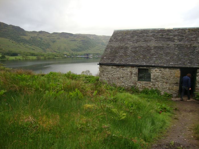 Doune Bothy, with the town of Ardlui visible across Loch Lomond. A ferry to the town is summoned by  raising a flag, a bit north of the bothy.